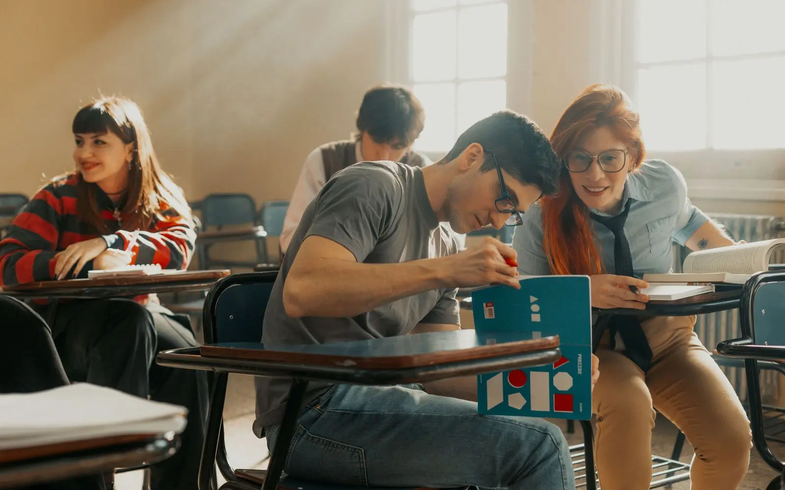 Estudiantes de preparatoria estudiando juntos en un aula