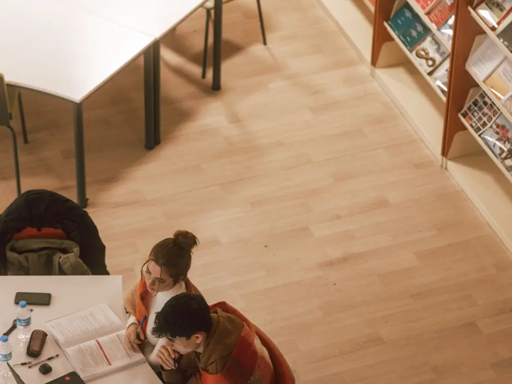 Dos estudiantes estudiando juntos en un aula de la preparatoria