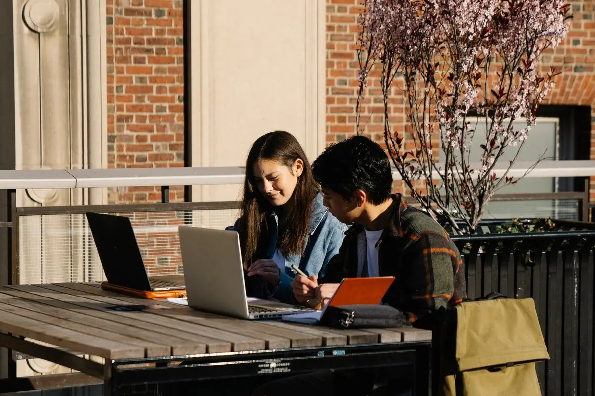 Jóvenes estudiando en el campus de la preparatoria